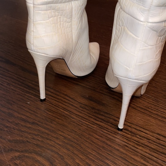 Paris Texas
Knee-High Croc-Embossed Leather Boots
36 (6)
Avoiro - Picture 7 of 9